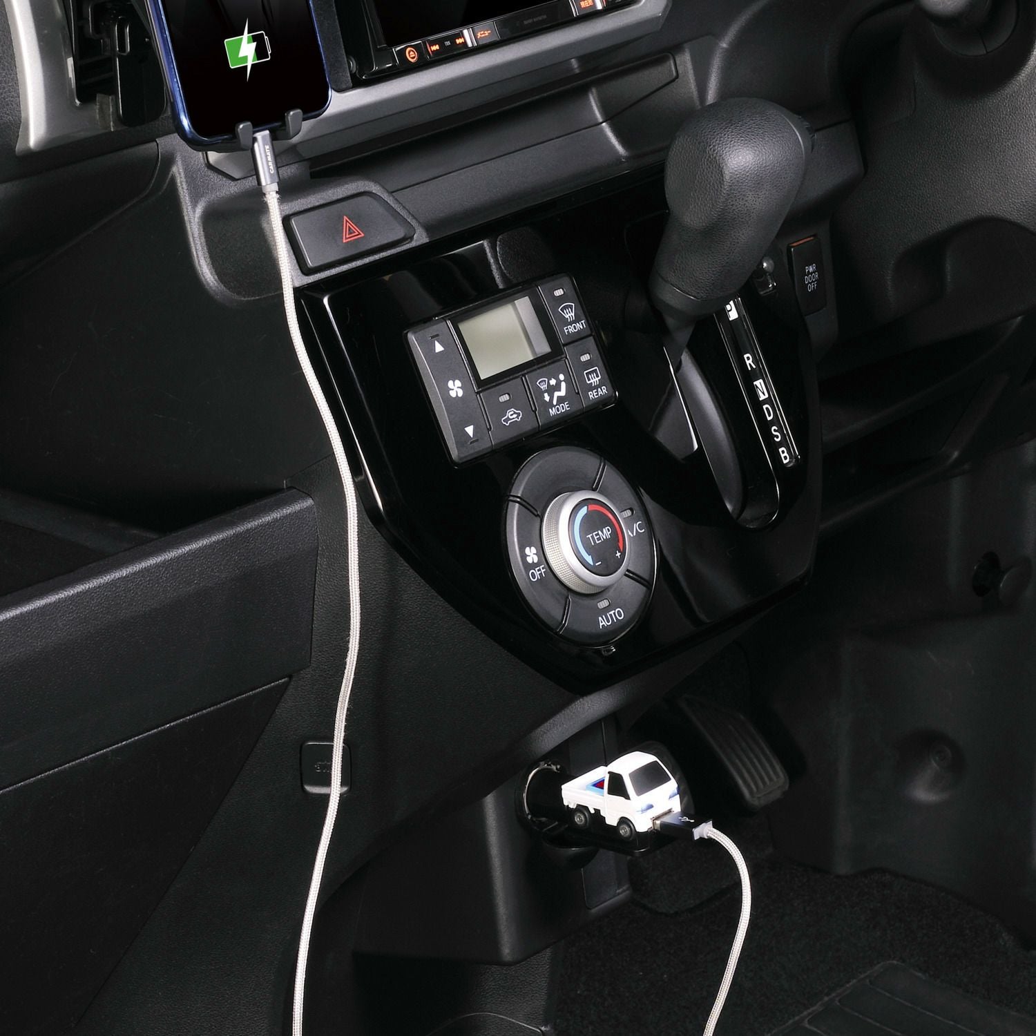車、車内用 NZ668 クルマ型USBチャージャー ハイゼット | カーメイト 公式