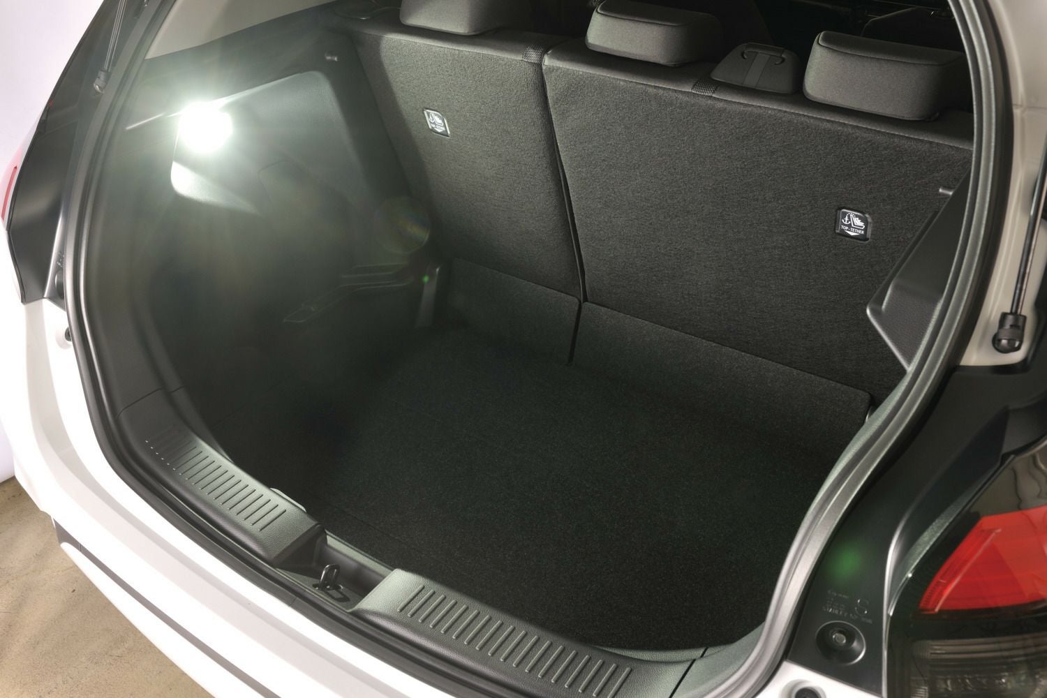 BW256 GIGA LEDトランクランプ R80T 6500K 80lm | カーメイト 公式