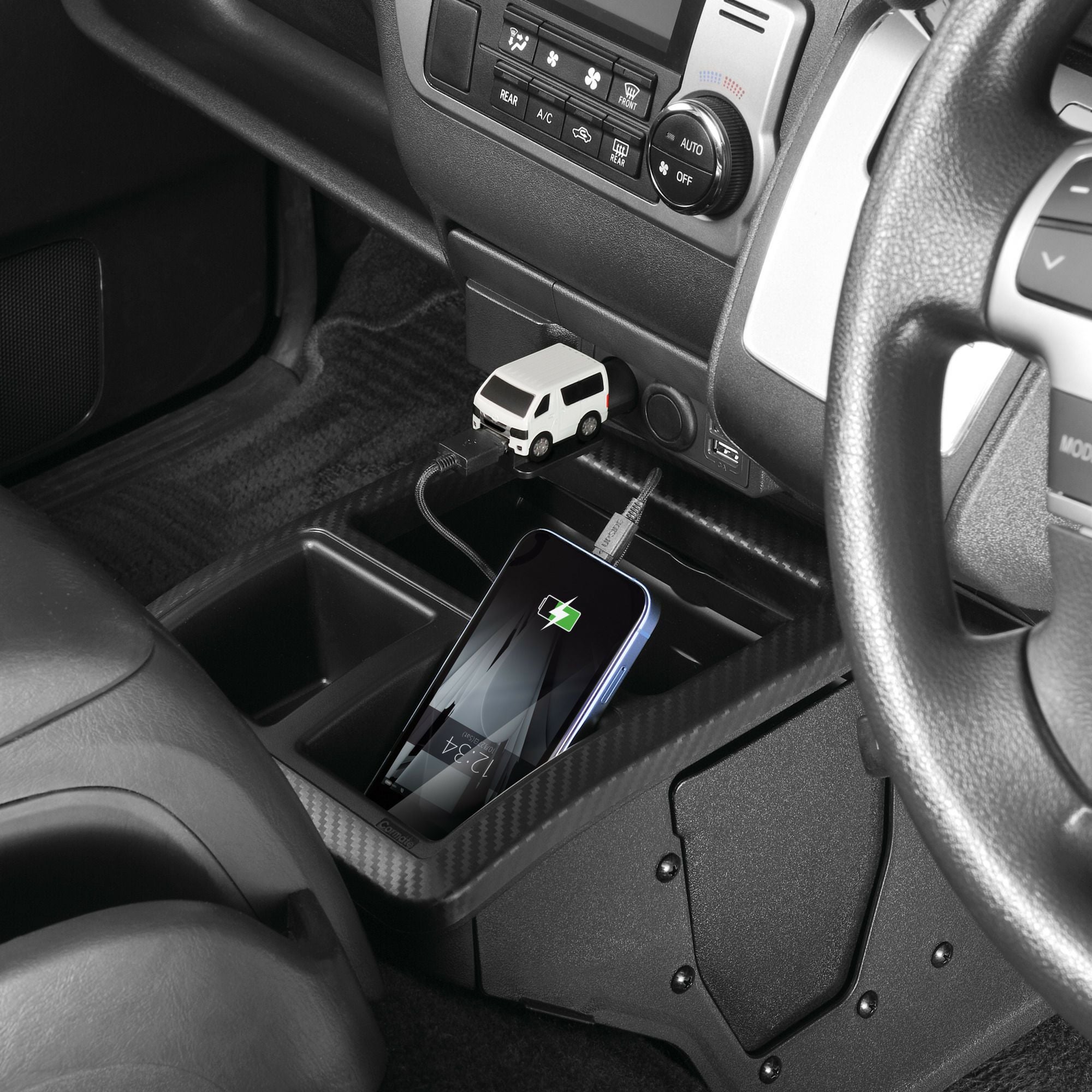 NZ888 クルマ型USBチャージャー ハイエース ホワイト | カーメイト